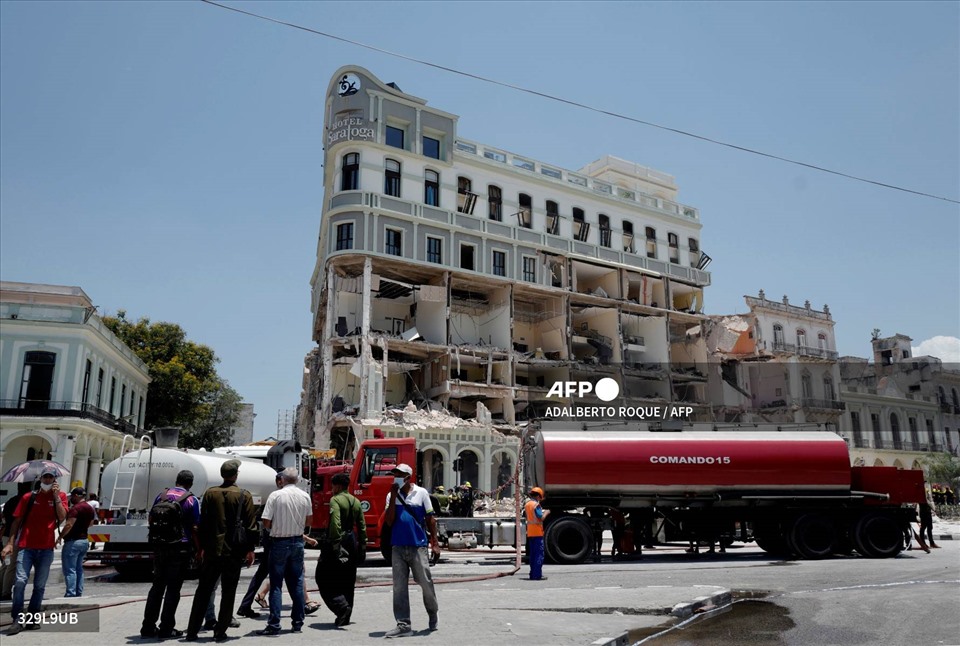Sau đó, khi rời bệnh viện Calixto Garcia của thủ đô Havana, nơi nhiều người bị thương trong vụ nổ khách sạn Saratoga được điều trị, Chủ tịch Miguel Diaz-Canel nói rằng: “Không có khả năng đây là một vụ đánh bom hay một cuộc tấn công. Đó chỉ là một tai nạn rất đáng tiếc“. Ảnh: AFP