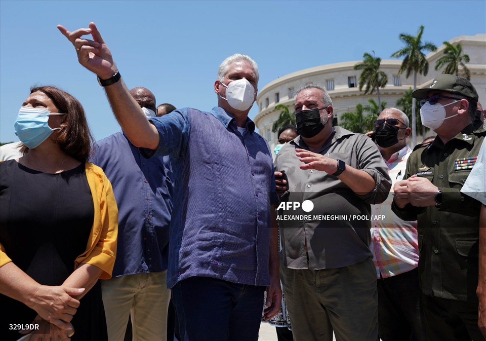 Phát biểu từ hiện trường vụ nổ khách sạn ở Havana, Chủ tịch Cuba Miguel Diaz-Canel cho biết, nguyên nhân nổ khách sạn lịch sử Saratoga dường như do rò rỉ khí đốt. Ảnh: AFP