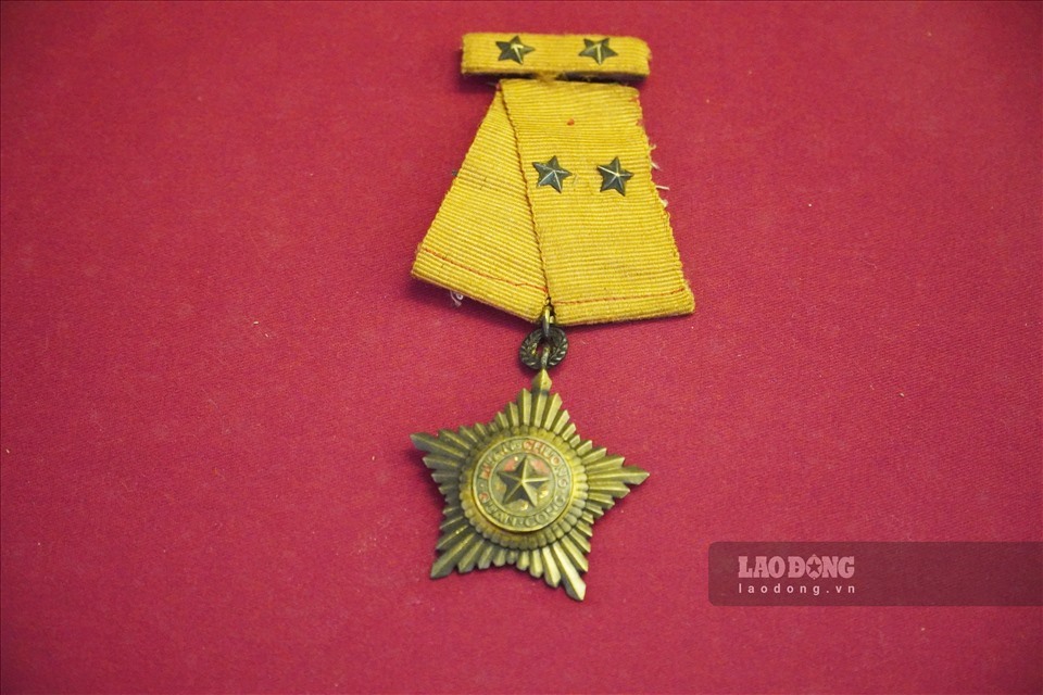 Huân chương - Di vật của liệt sĩ Bế Văn Đàn thuộc Đại đội 674, Tiểu đoàn 251, Trung đoàn 174, Đại đoàn 316 - người đã lấy thân mình làm giá súng và anh dũng hi sinh khi làm đơn vị thực hiện nhiệm vụ bao vây quân Pháp ở Mường Pồn.