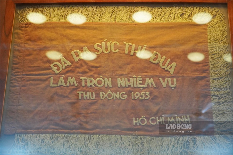 Cờ “Đã ra sức thi đua làm tròn nhiệm vụ Thu Đông 1953” do Chủ tịch Hồ Chí Minh tặng các đơn vị lập chiến công trong chiến dịch Thu Đông 1953.