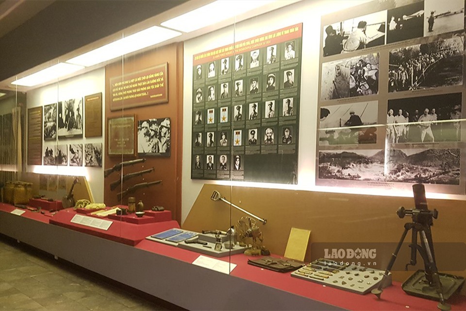 Trong số hàng nghìn tài liệu, hiện vật ghi dấu thành tích của những cuộc kháng chiến của quân và dân ta, tại Bảo tàng Lịch sử quân sự Việt Nam đã có riêng một phòng về chiến thắng Điện Biên Phủ (7.5.1954) trưng bày những kỷ vật để kể lại chiến thắng vang dội trong lịch sử dân tộc Việt Nam.