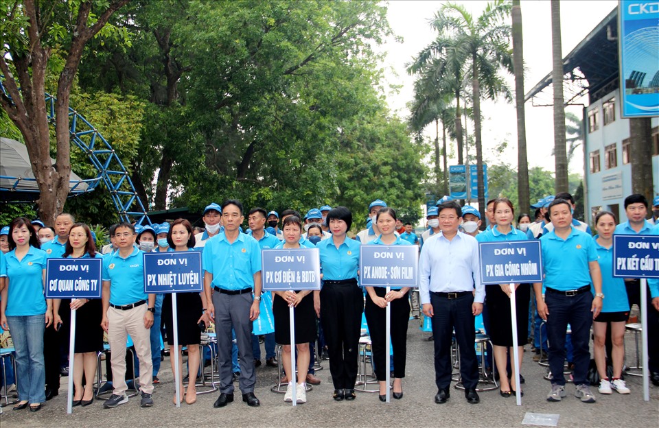 Lãnh đạo Công đoàn Xây dựng Việt Nam trao quà cho đoàn viên, người lao động công ty.