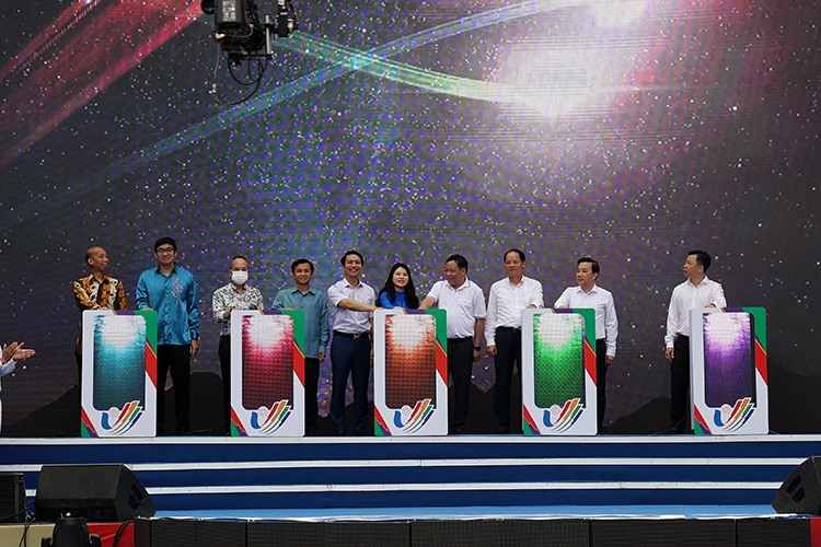 Các đại biểu bấm nút khai mạc ngày hội Thanh niên Đông Nam Á 2022.