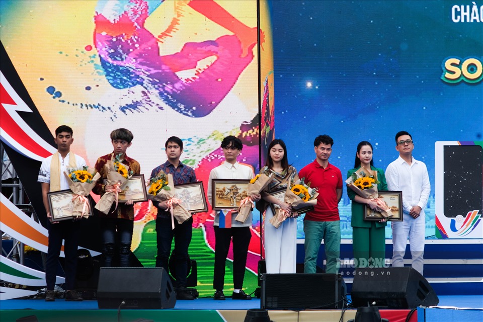 Tại sự kiện có sự tham dự của đại diện thanh niên 11 nước Đông Nam Á, đại diện đại sứ các nước, các đại biểu Trung ương, Thanh phố  và sự góp mặt của ca sĩ Tuấn Hưng, nghệ sĩ Xuân Bắc, ca sĩ Tuấn Hưng và nhiều nghệ sĩ khác.