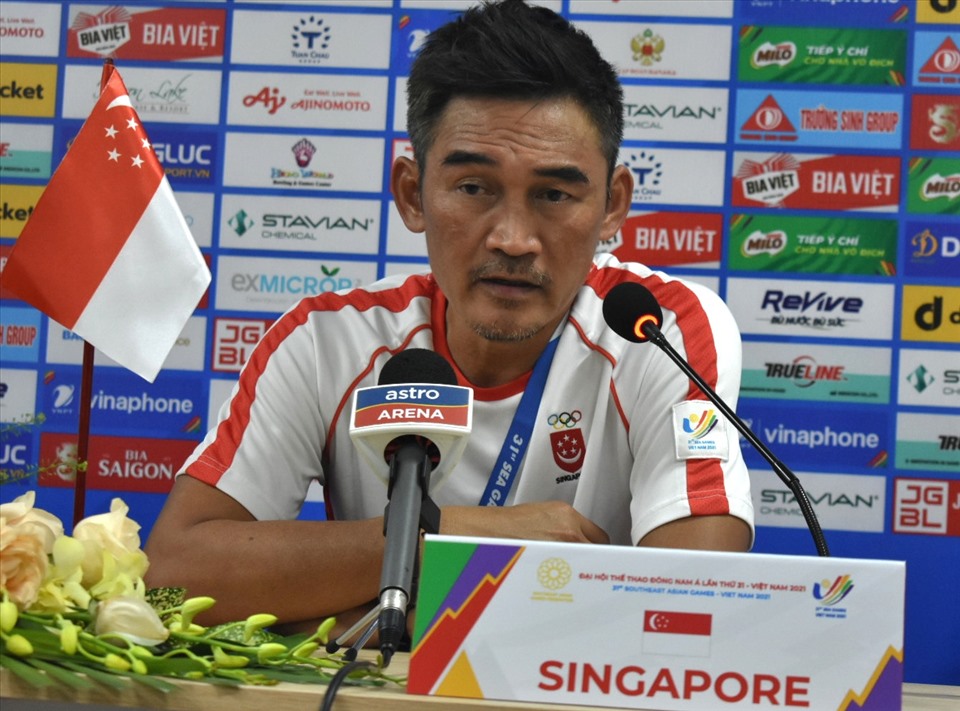 Huấn luyện viên trưởng U23 Singapore trả lời họp báo sau trận thắng tối thiểu U23 Campuchia. Ảnh: T.D