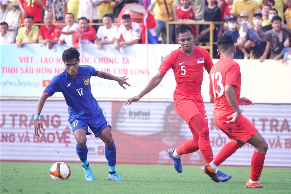 Keisuke Honda tỏ ra bất ngờ về màn trình diễn của U23 Lào. Ảnh: Đ.v