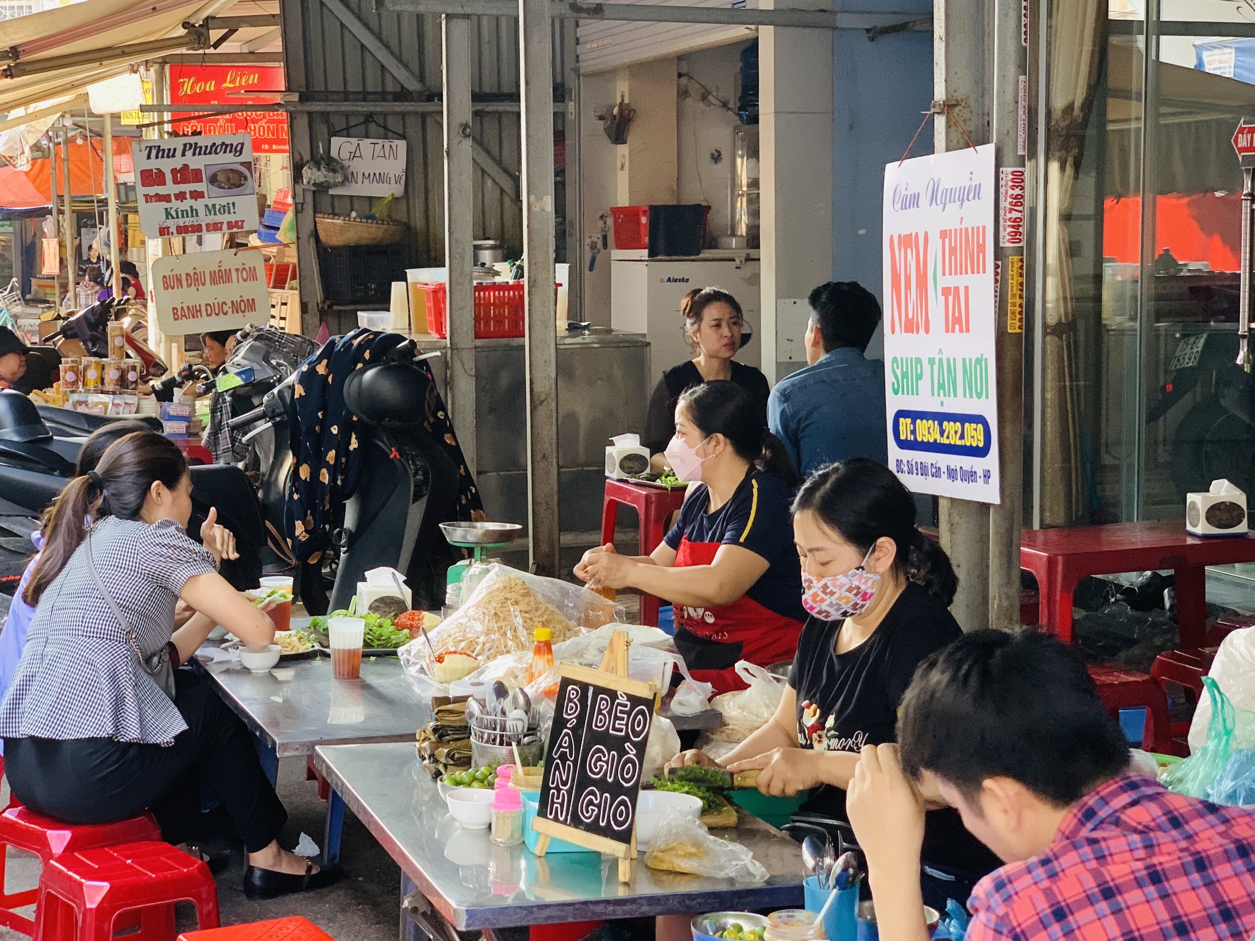 Một hàng ăn vặt trong chợ Lương Văn Can, Hải Phòng