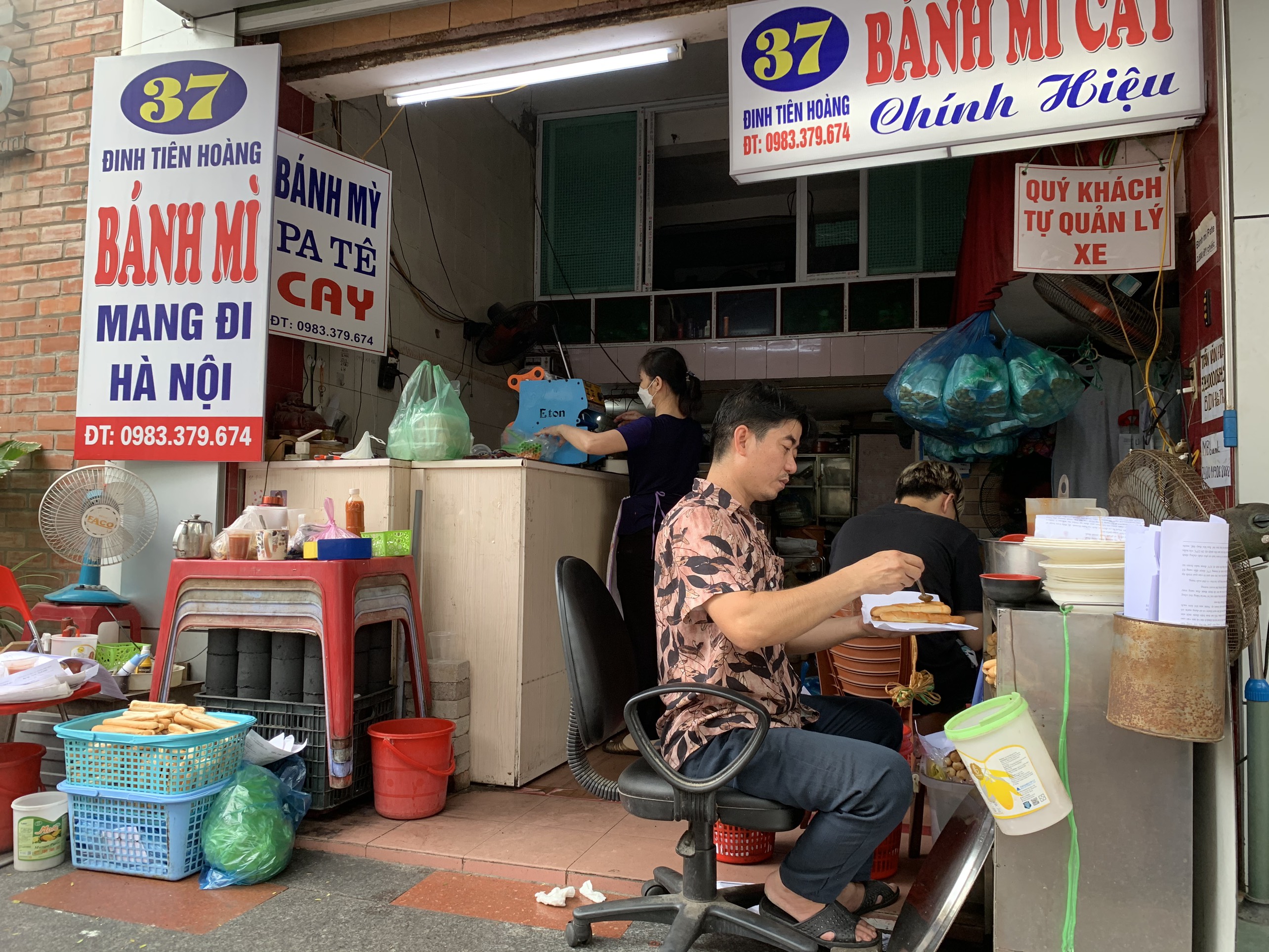 Một quán bánh mì que trên phố Đinh Tiên Hoàng