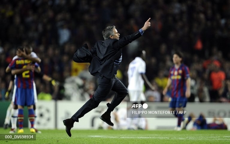 Mourinho đã có những bước chạy kinh điển trên thảm cỏ Niu Camp.  Ảnh: AFP