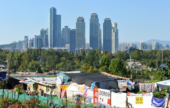 Sự phân cấp giàu nghèo sâu sắc ở Seoul, trong đó Gangnam và khu ổ chuột Guryong chính là biểu tượng. Ảnh: AFP