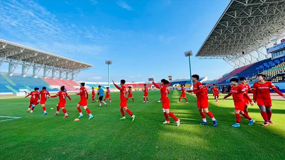 Đội tuyển bóng đá nữ quốc gia Việt Nam trên SVĐ Cẩm Phả. Ảnh: CTV