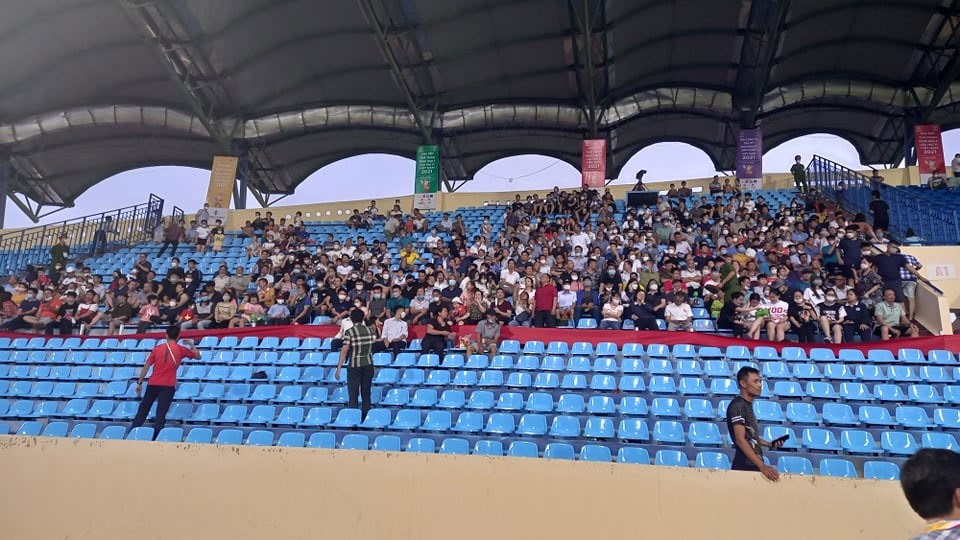 Cổ động viên tại sân Thiên Trường vào lúc này khá đông. Ban tổ chức đã dành riêng khu vực ở khán đài A3 cho cổ động viên các nước. Ảnh: Nguyễn Đăng