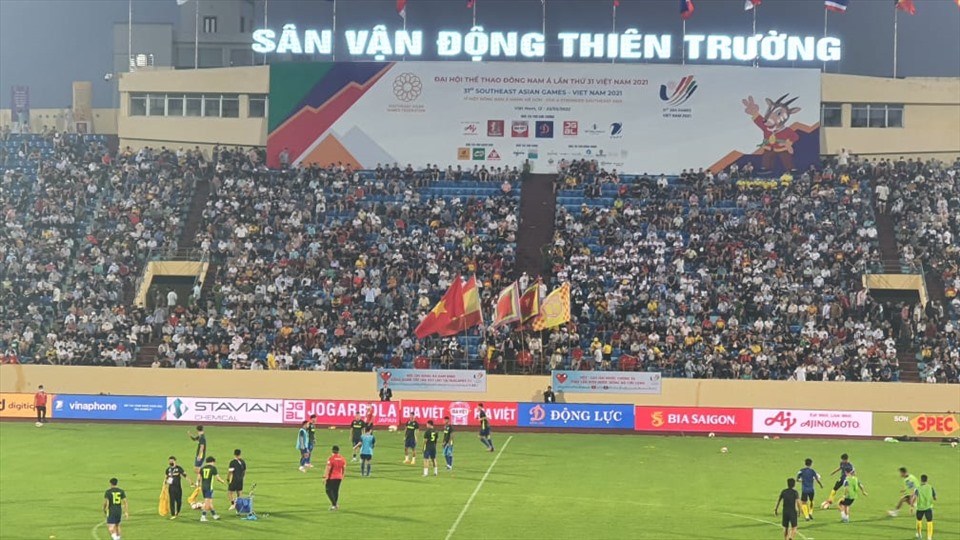 18h30: Hàng nghìn khán giả đã có mặt ở sân Thiên Trường để theo dõi màn so tài giữa U23 Thái Lan và U23 Malaysia. Ảnh: Trung Du