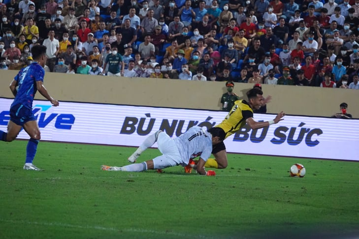 U23 Malaysia cố gắng tìm bàn thắng vào lưới Thái Lan. Ảnh: Nguyễn Đăng