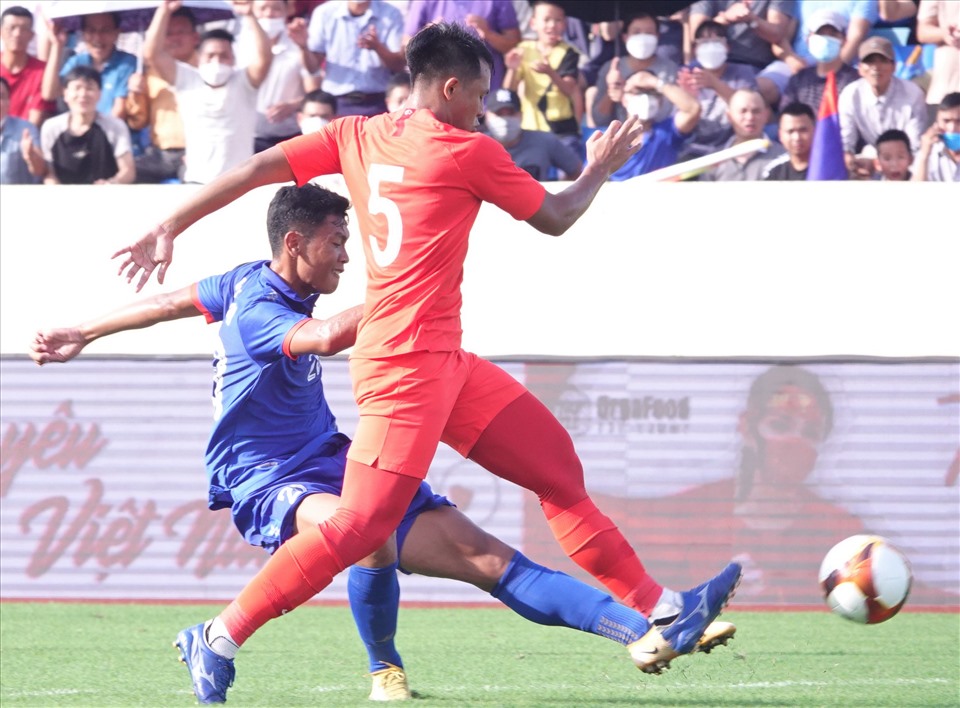 Phút 13, tiền đạo Ekkamai  cũng đang là tuyển thủ quốc gia Lào tung cú sút hiểm hóc bằng chân trái, đánh bại thủ môn U23 Singapore, giúp U23 Lào vươn lên dẫn 1-0.