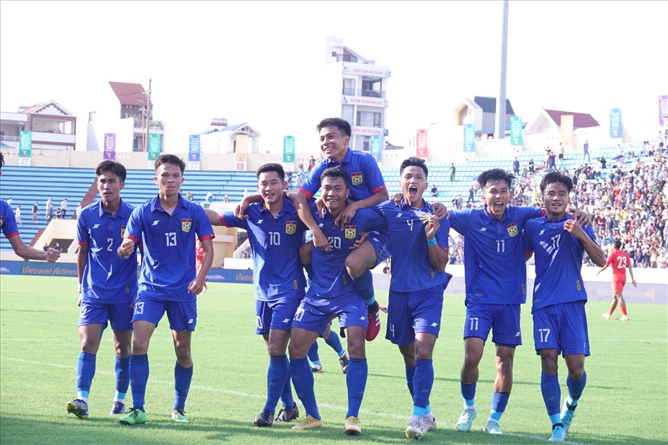 Ekkamai và các đồng đội tại U23 Lào ăn mừng bàn thắng cuồng nhiệt. Ngoài việc được các cổ động viên Việt Nam ủng hộ, Liên đoàn bóng đá Lào còn cam kết thưởng cho họ nếu thắng trận. Vì thế, Bounphachan cùng đồng đội đã chơi rất hưng phấn.