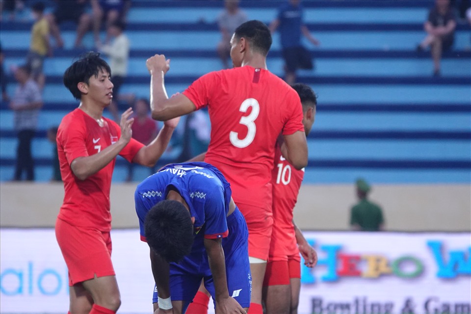 Các cầu thủ U23 Lào đổ gục sau khi đánh rơi chiến thắng. Họ bỏ lỡ cơ hội lớn để có trọn 3 điểm. Sau trận đấu, các cầu thủ U23 Lào đã đi 1 vòng sân Thiên Trường để cảm ơn khán giả đã cổ vũ cho họ suốt trận đấu.