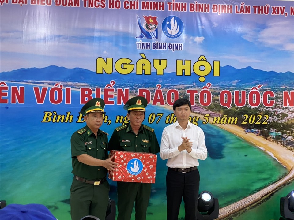 Đoàn công tác của Trung ương Đoàn TNCS Hồ Chí Minh trao tặng phần quà cho cán bộ, chiến sĩ Đồn Biên phòng Cát Khánh.