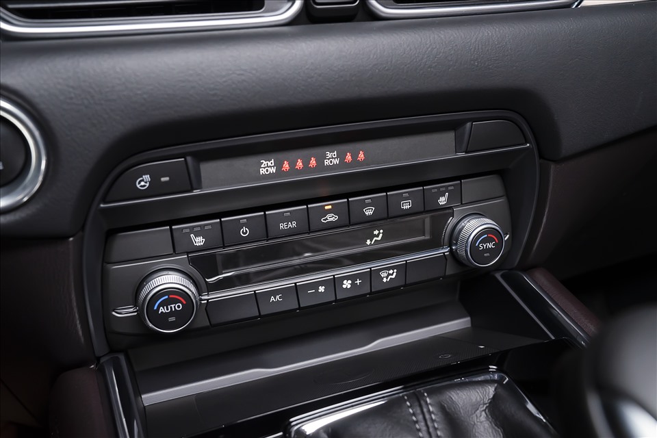 Bên cạnh đó New Mazda CX-8 còn được trang bị những tiện nghi hàng đầu phân khúc như màn hình HUD màu, màn hình thông tin digital 7 inch sau vô lăng, màn hình trung tâm 8 inch kết nối Apple Carplay và Android Auto, hệ thống âm thanh vòm 10 loa Bose.