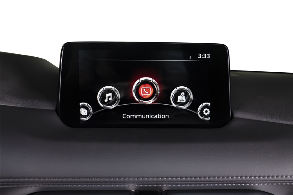 Bên cạnh đó New Mazda CX-8 còn được trang bị những tiện nghi hàng đầu phân khúc như màn hình HUD màu, màn hình thông tin digital 7 inch sau vô lăng, màn hình trung tâm 8 inch kết nối Apple Carplay và Android Auto, hệ thống âm thanh vòm 10 loa Bose.
