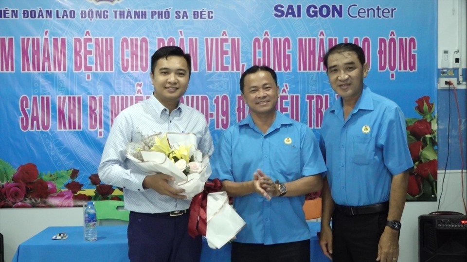 Ông Nguyễn Thanh Tuấn - Chủ tịch LĐLĐ thành phố Sa Đéc - tặng hoa cảm ơn Phòng khám đa khoa Hoàn Hảo đã hỗ trợ miễn phí toàn bộ chi phí khám bệnh cho người lao động.