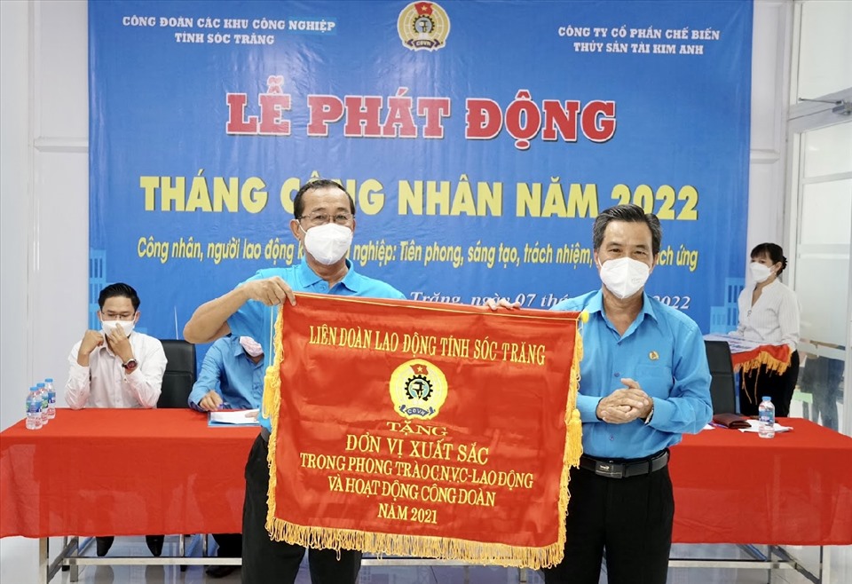 Đồng chí Nguyễn Văn Thanh - Phó Chủ tịch LĐLĐ tỉnh trao cờ thi đua của LĐLĐ tỉnh cho CĐCS Công ty Cổ phần Chế biến Thủy sản Tài Kim Anh.