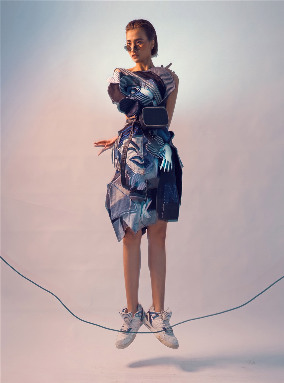 Cái tên Võ Công Khanh có thể còn khá mới mẻ với đa số khán giả nhưng trong giới thời trang anh là một gương mặt ấn tượng. NTK thường được gọi với biệt danh “gã ngông” của thời trang Việt và được nhiều người biết đến bởi tài năng thiết kế và cách xử lý chất liệu vô cùng độc đáo. Đặc biệt, từ lâu NTK Võ Công Khanh đã dành nhiều sự quan tâm cho việc sử dụng nguồn nguyên liệu vải tái chế để thực hiện những BST ấn tượng.