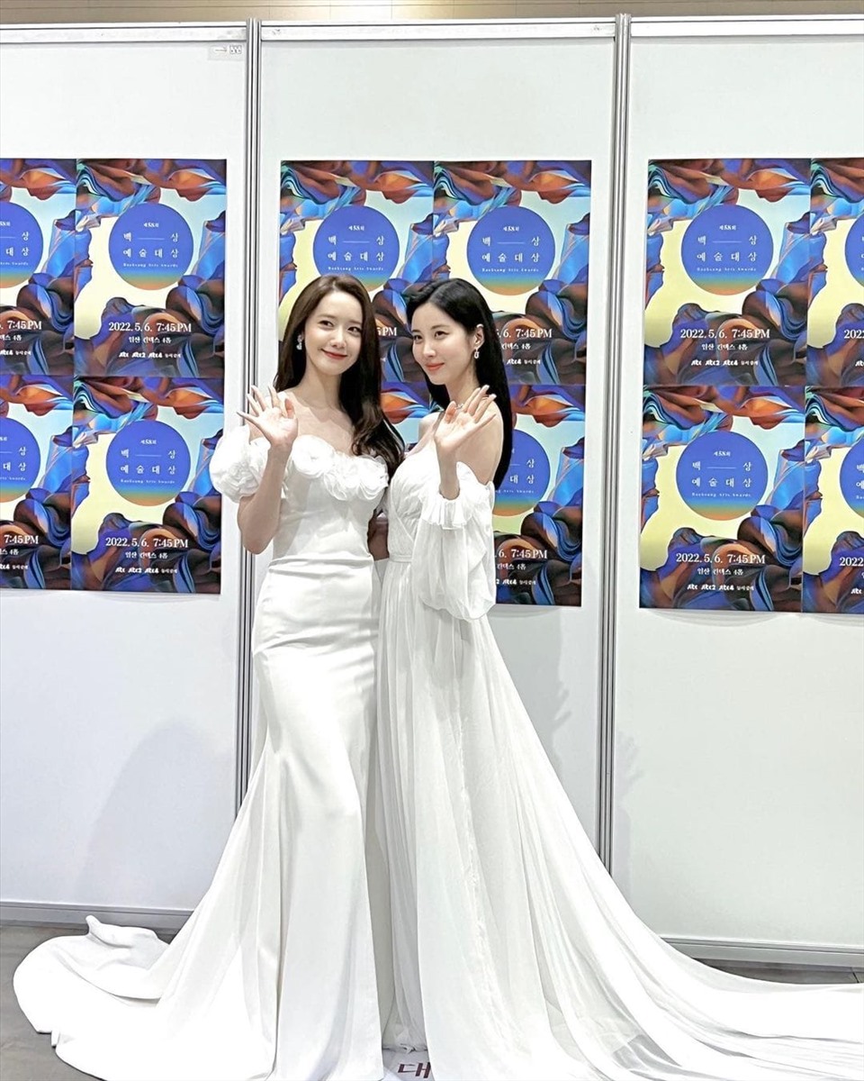 Vẻ đẹp lộng lẫy của 2 thành viên SNSD trong bộ váy trắng. Ảnh: Instagram