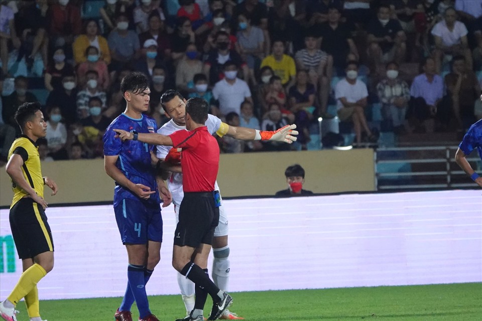 Đang hưng phấn sau bàn thắng, U23 Thái Lan bất ngờ thiệt quân khi trung vệ Jonathan Khemdee nhận thẻ đỏ trực tiếp ở phút 42, sau pha truy cản tiền đạo U23 Malaysia. Dù phân trần với trọng tài, cầu thủ này vẫn bị đuổi khỏi sân.