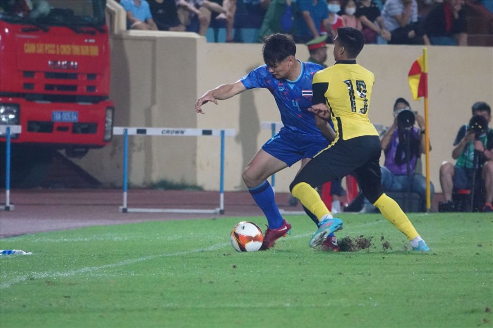Trung vệ mang trong mình 2 dòng máu Thái Lan và Đan Mạch được cắt cử để theo sát chân sút Asri của U23 Malaysia. Cả hai đã sớm có những pha va chạm, tranh bóng quyết liệt trên sân.