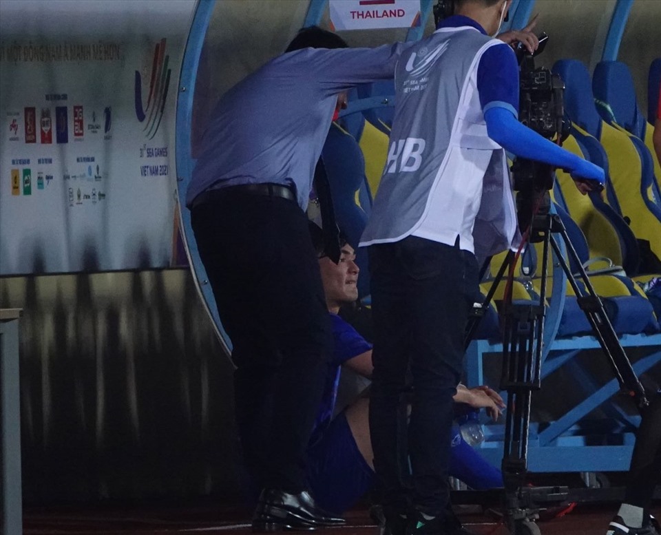 Jonathan Khemdee sau đó đến khu kỹ thuật của U23 Thái Lan và ngồi bệt xuống. Ngay lập tức, 1 thành viên của ban tổ chức đã đến nhắc nhở Khemdee, bởi cầu thủ khi bị đuổi khỏi sân phải ngồi ở khu vực khác.