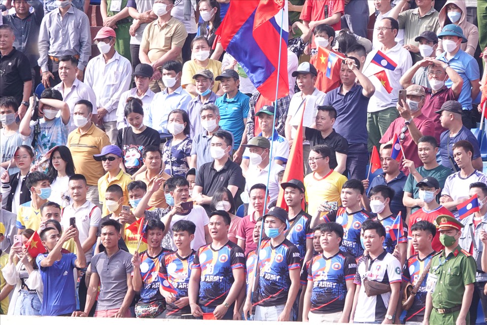 Sân Thiên Trường để lại ấn tượng rất lớn trong ngày mở màn của bảng B bóng đá nam tại SEA Games 31. Dù U23 Việt Nam không thi đấu ở bảng đấu này, nhưng hàng nghìn cổ động viên thành Nam đã có mặt tại sân vận động để cổ vũ cho các đội bóng Đông Nam Á.