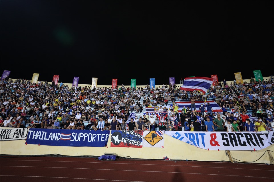 Sức nóng của sân Thiên Trường ngày càng tăng cao trong trận đấu giữa U23 Thái Lan và U23 Malaysia. Các khán đài phủ kín người hâm mộ cùng những tiếng hò reo vang dội.