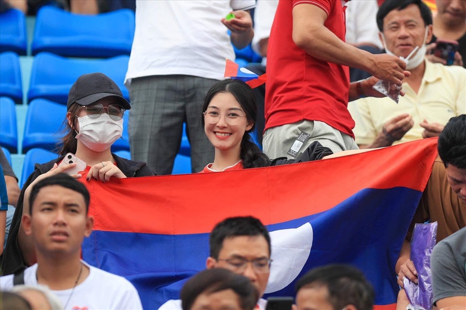 Á hậu Lào Xanita Savengxok (đeo kính) chia sẻ, côrất bất ngờ và hạnh phúc khi chứng chiến tình cảm của người Việt Nam dành cho U23 Lào. Tình cảm này giúp cổ động viên Lào tới sân Thiên Trường cảm thấy ấm áp và có cảm giác như ngôi nhà thứ 2 của mình.