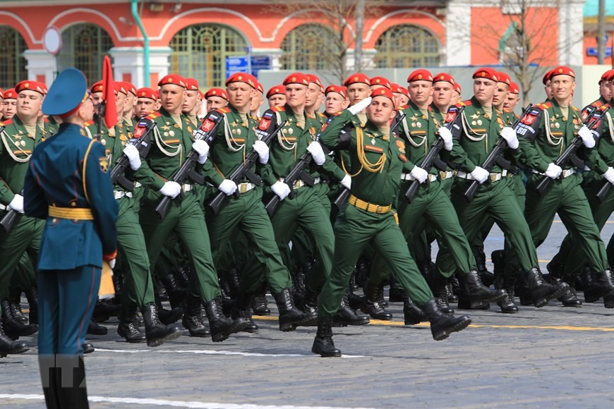 Russian soldiers during a rehearsal to prepare for the parade to mark the 77th anniversary of Victory over fascism.  Photo: VNA