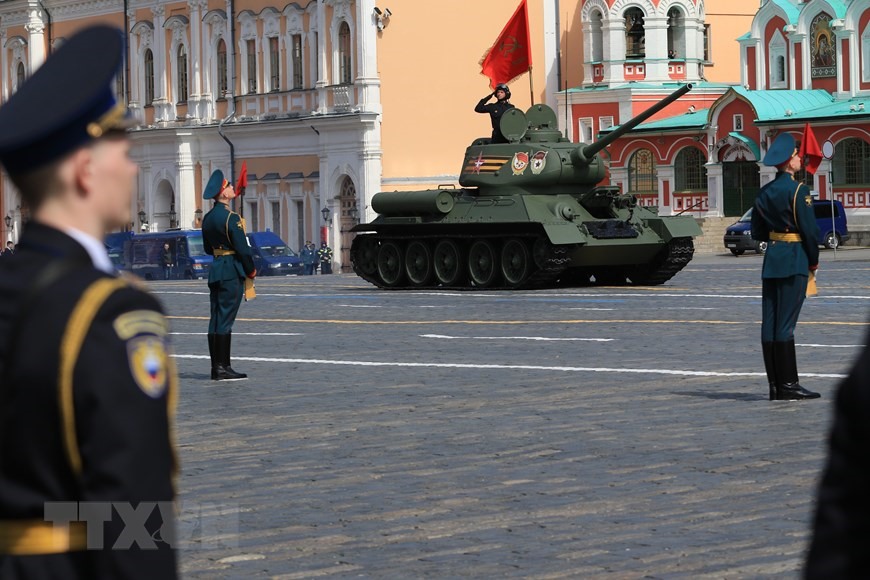 Xe tăng T-34-85 dẫn đầu khối duyệt binh các lực lượng cơ giới của quân đội Nga. Ảnh: TTXVN