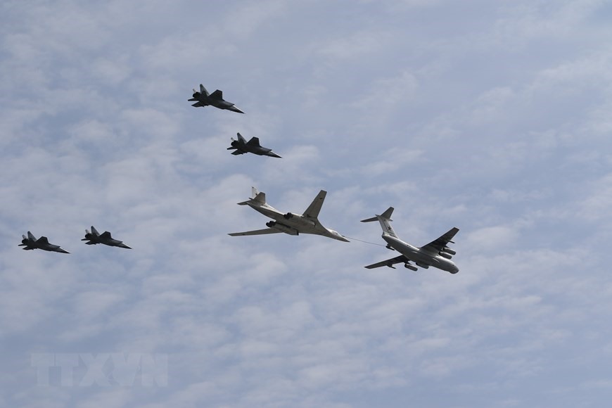 The Russian Air Force flew an aerial refueling demonstration.  Photo: VNA