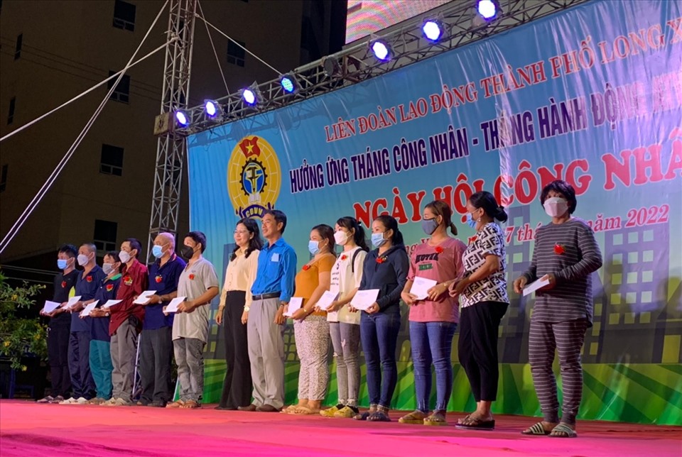 Lãnh đạo Thành phố Long Xuyên và LĐLĐ thành phố trao hỗ trợ các suất quà cho CNLĐ có hoàn cảnh khó khăn.