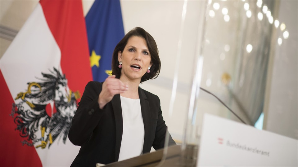Bộ trưởng Bộ các vấn đề EU của Áo, bà Karoline Edtstadler. Ảnh: AP