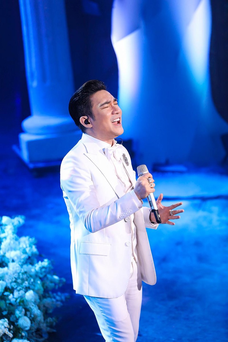 Quang Hà tiếp nối mạch cảm xúc với Liên khúc “Màu mắt nhung”, “Một tình yêu” của nhạc sĩ Đức Huy. Với khả năng xử lý thanh nhạc tinh tế và giọng hát ngày càng chín mùi, nam ca sĩ đã truyền tải trọn vẹn những nỗi buồn đầy da diết, sâu lắng.