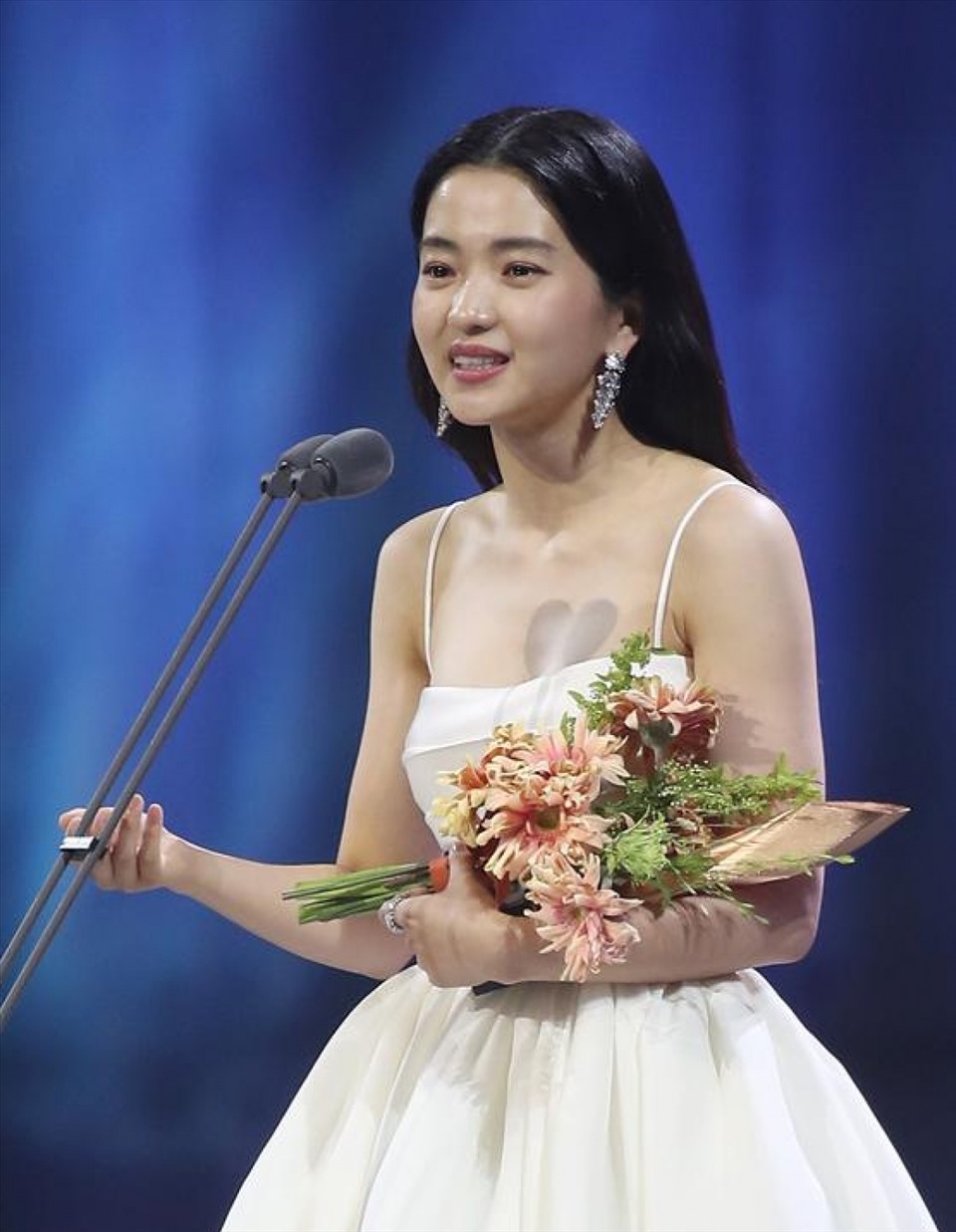 Kim Tae Ri xúc động gửi lời cảm ơn đoàn phim khi lên nhận giải thưởng Baeksang. Ảnh: Xinhua