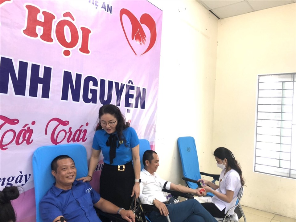 Phó Chủ tịch LĐLĐ tỉnh Nghệ An Nguyễn Thị Thu Nhi động viên cán bộ ngành giáo dục tham gia hiến máu vì cộng đồng. Ảnh: QĐ