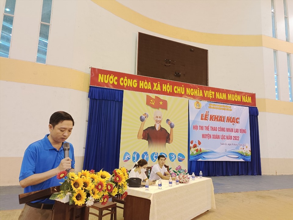 Lãnh đạo LĐLĐ huyện Xuân Lộc phát biểu tại buổi khai mạc hội thao. Ảnh: Hà Anh Chiến