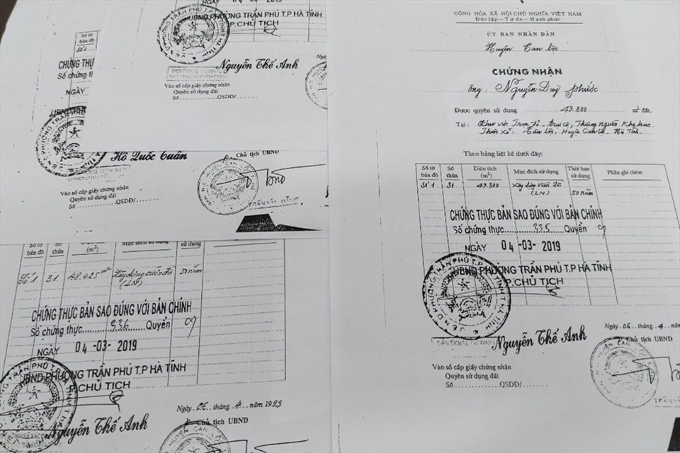 4 giấy CNQSDĐ của 4 hộ dân được cấp năm 1999 nhưng sau đó bị cấp chồng lấn cho BQL rừng phòng hộ Hồng Lĩnh. Ảnh: TT.