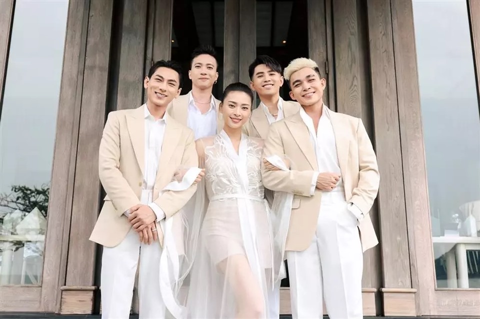 Trong hình là nhóm nhạc 365 - các ca sĩ từng được Ngô Thanh Vân đỡ đầu.