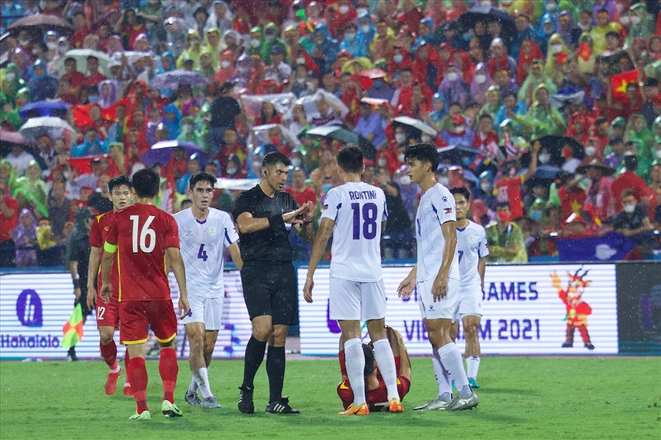 Trọng tài liên tục cắt còi sau các tình huống phạm lỗi của U23 Philippines. Ảnh: Hải Nguyễn
