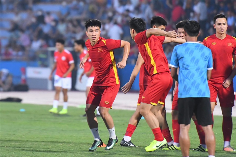 Cầu thủ U23 Việt Nam tích cực khởi động trước trận. Ảnh: Minh Hiếu