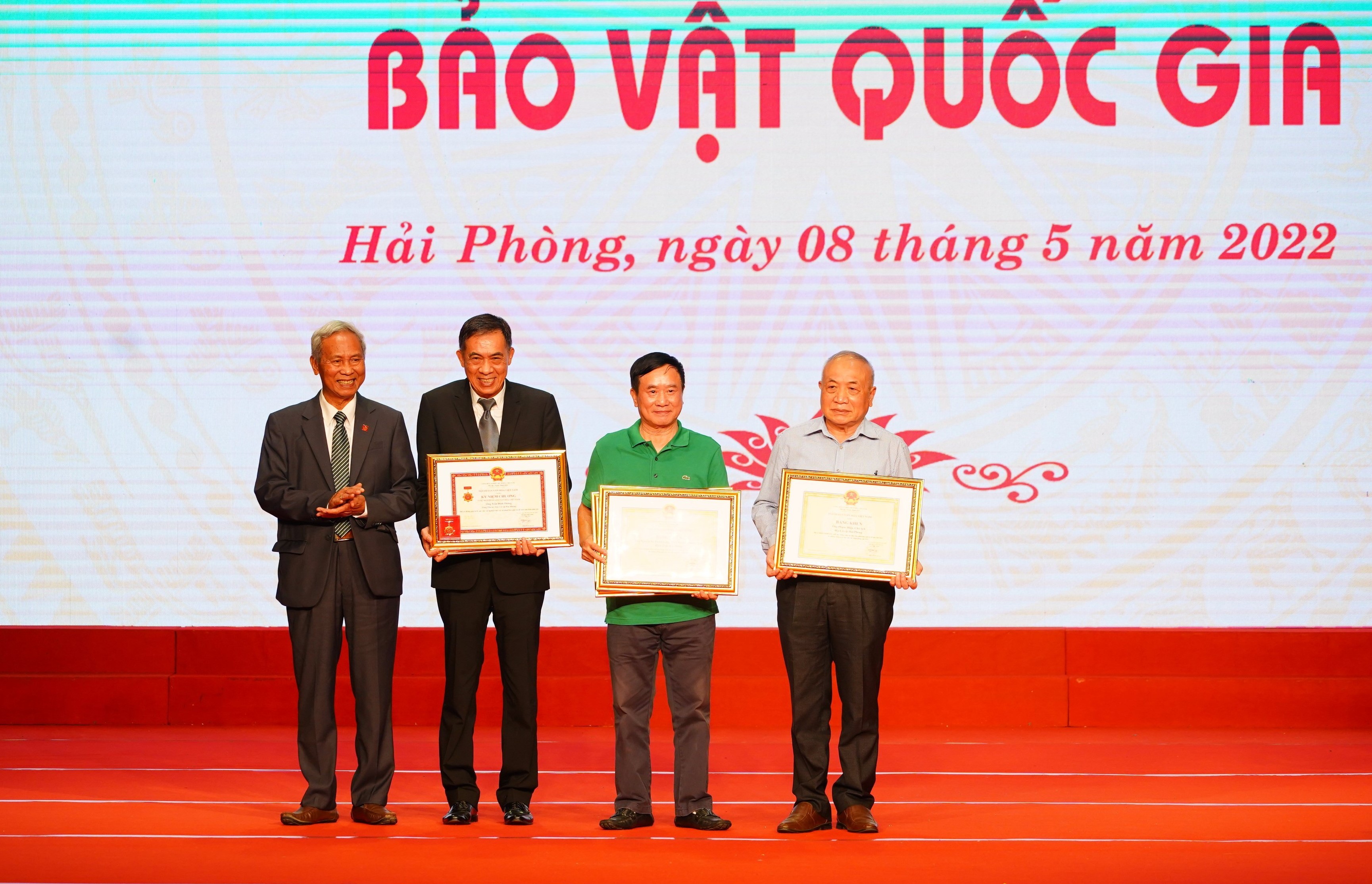 Hội Di sản Văn hóa Việt Nam tặng Bằng khen và Kỷ niệm chương cho các tập thể, cá nhân có thành tích trong việc giữ gìn các bảo vật Quốc gia.