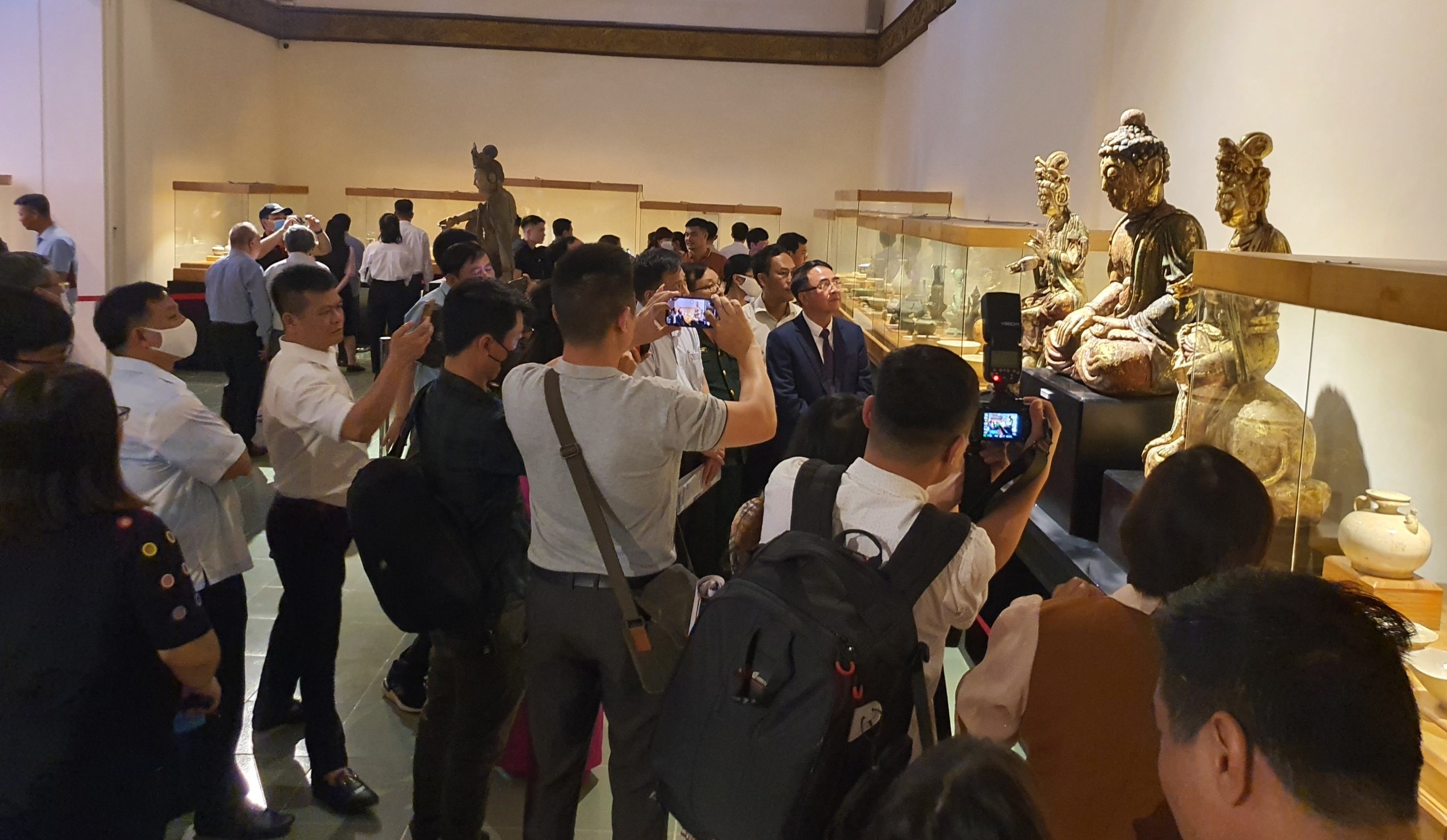 Bộ gốm men trắng An Biên đang được trưng bày cùng nhiều cổ vật tại Bảo tàng Hải Phòng. Ảnh: MC
