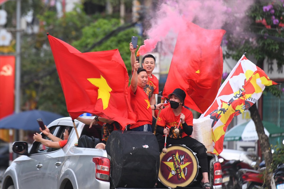Nhiều cổ động viên chạy xe diễu hành bên ngoài sân Việt Trị. Đã từ rất lâu, người hâm mộ bóng đá Phú Thọ mới có được cảm nhận bầu không khí bóng đá sôi động đến vậy.
